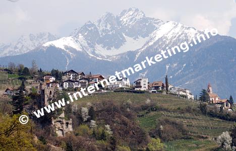 Dorf Tirol und Brunnenburg und Sarntaler Alpen im Hintergrund (Foto: R. Jakubowski).